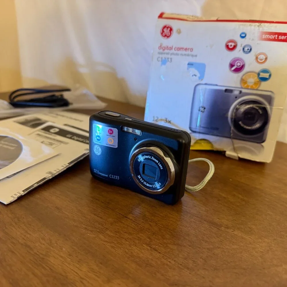GE C1233 12.1MP Digital Camera - Black - Tested Works - Complete